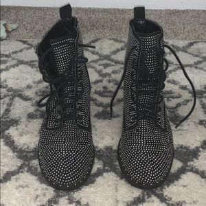 Stubbed black boots